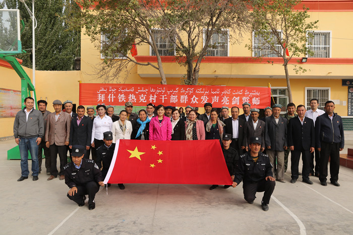 1506948002780058024.jpg 我与国旗合个影(1)_副本.jpg