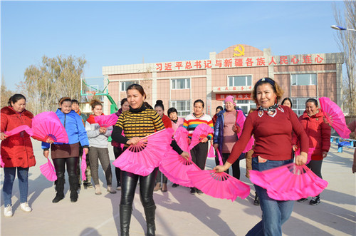 驻村工作队队员一个动作一个细节的给舞蹈队队员教舞蹈