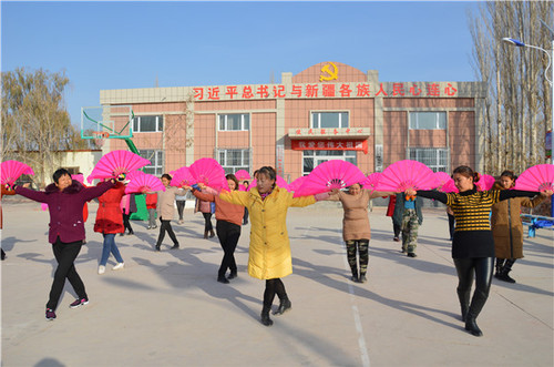 焉耆县七个星镇呼尔东村舞蹈队排练舞蹈4