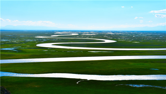 3.走进巴音布鲁克草原，广袤的草原，湛蓝如洗的天空，湍流不息的河流，美不胜收的九曲十八弯，阳光照射在水面，幻化成一首光与色的交响曲，美的那么的动人心魄，令人沉醉其中。（和静县纪委监委  巴音达来 摄）.jpg