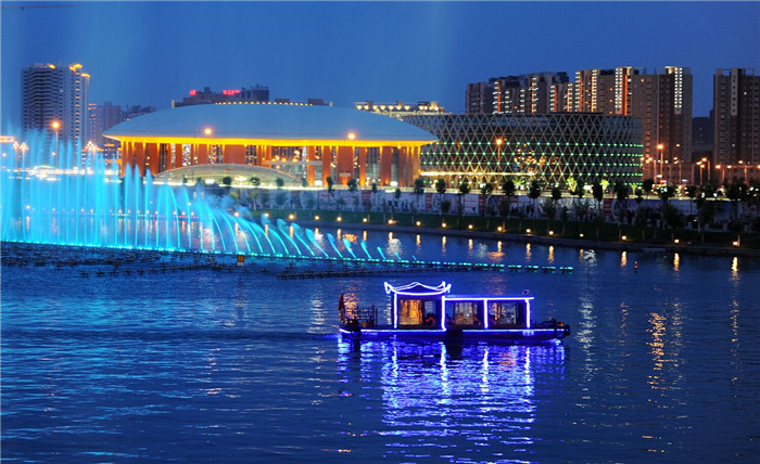 1.夏至的夜幕，的孔雀河水波荡漾，华灯闪映，音乐喷泉随律动起伏，游人湖心泛舟，好不自在。（库尔勒市纪委监委  魏银河 摄）.jpg