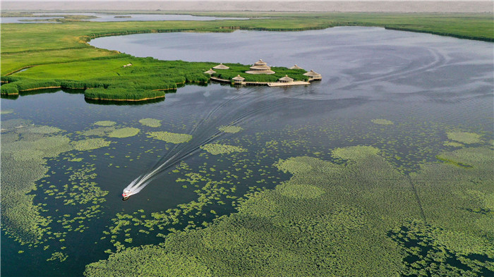 7.在博斯腾湖莲海世界景区，湖水清澈翠绿，在蓝天白云的映衬下，景色秀美怡人，吸引了众多游客前来观光旅游。（博湖县纪委监委  年磊 摄）.jpg
