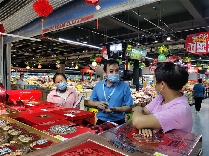 中秋节前夕，新疆巴州库尔勒市康都街道纪工委对辖区酒店、商超、市场进行监督检查，严防“四风”问题反弹回潮，促进节日风气持续向好发展。（李捷 摄）.jpg