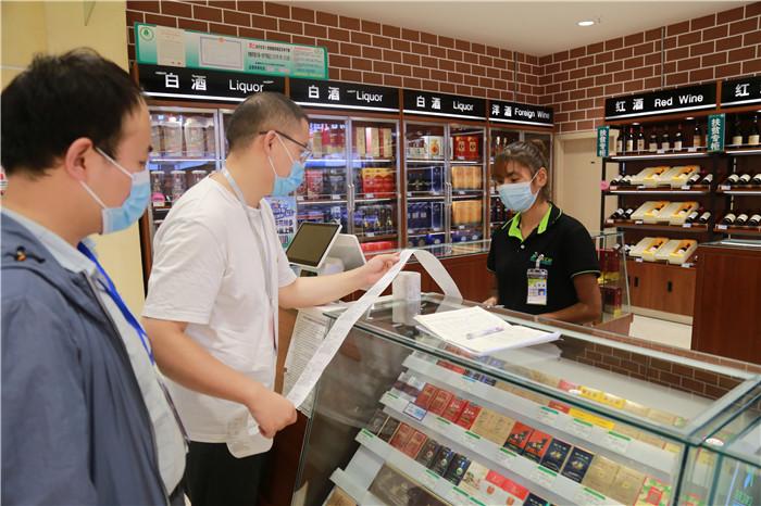 焉耆县纪委监委采取明察暗访、“四不两直”的方式，深入走访商场超市、快递物流、酒店餐饮等行业，通过调阅相关票据、查阅销售记录，严肃查处借节日之机或以职工福利名义违规发放津补贴、奖金和实物等隐形变异、花样翻新“四风”问题。（郑彬 摄影）.jpg