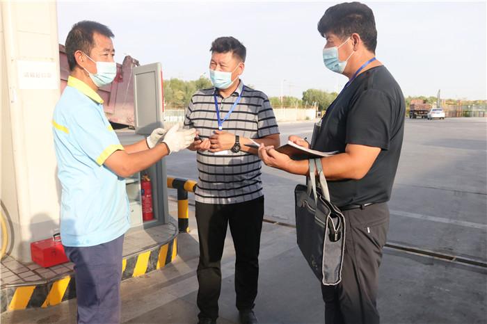 国庆、中秋“两节”将至，为进一步巩固拓展作风建设成效，严防节日期间“四风”沉疴旧疾反弹回潮，连日来，和静县纪委监委派出纪检监察干部，深入各个加油站点，紧盯各单位“公车私用、私车公养”隐形变异“四风”问题，开展监督检查。（新疆和静县纪委监委供 摄影：王金花）.jpg