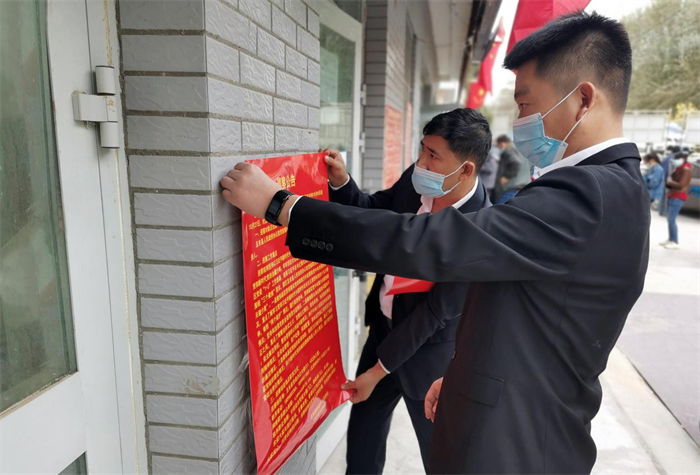 近日,且末县委巡察办开展了“清单式”巡察。巡察组紧盯社保、医疗、扶贫等惠民政策落实情况及基层微腐败等问题,将巡察利剑直插村组“末梢”,走访“每一户村民”打通“最后一公里”。图为巡察干部张贴巡察公告。(且末县纪委监委 季解放 摄).png