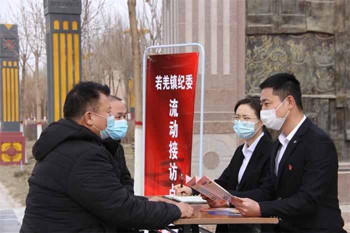 若羌镇纪委、监察办公室在该镇居民点和人流密集处设置接访点15处,常态化流动接访,近距离听民声、收民意,积极推动解决群众急难愁盼_副本.jpg