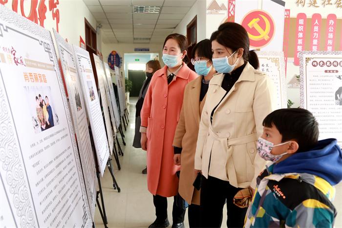 2.博湖县芦花社区以红色家书、经典家训和新时代最美家风等内容，开展“颂党恩·传家风”家风家训主题展览活动，引导各族群众共同涵养好家教、传承好家风，践行社会主义核心价值观。（博湖县纪委监委  海潮 摄）.jpg