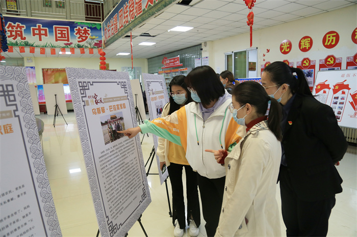 6.在轮台县新城社区家风宣教馆，“颂党恩 传家风”家风家训主题展板展览活动吸引了众多干部群众前来参观。（轮台县纪委监委  张越 摄）.jpg