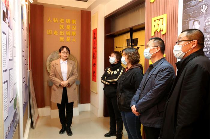 7.焉耆县纪委监委开展廉洁家书征集活动，通过挑选优秀廉洁家书载入廉政教育基地，组织党员干部及家属参观学习，做好廉洁从政“宣传员”和“监督员”。（焉耆县纪委监委  麻筱雪 摄）.jpg