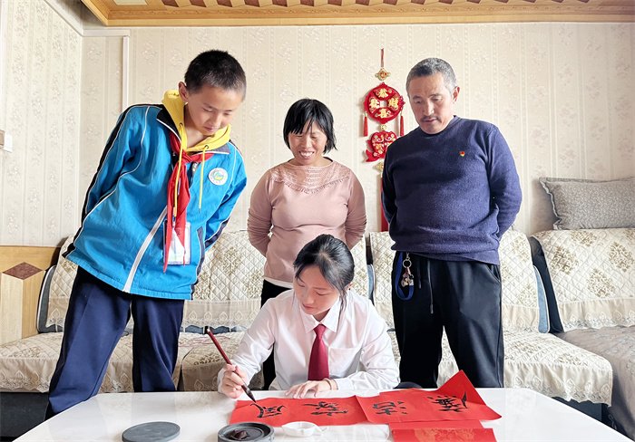 4.书法传家风，墨宝话家训。且末县纪委监委用书画艺术形式宣传清廉家风家训，以廉洁家风涵养清风正气。（且末县纪委监委  位凯华 摄）.jpg