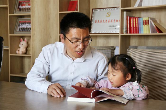 3.若羌县纪检监察干部为孩子讲述红色家书故事，带头树好清廉家风榜样，传承好家训。（若羌县纪委监委 彭文晶 摄）.jpg