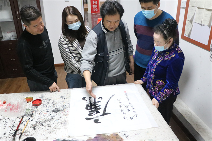 1.“以德传家，知耻倡廉”。库尔勒市萨依巴格街道通过举办“廉洁微课堂”，带领广大党员领导干部家属学廉史、读廉语、写廉字、践廉行，以实际行动传播清廉正能量。（库尔勒市纪委监委  葛会团 摄）.jpg