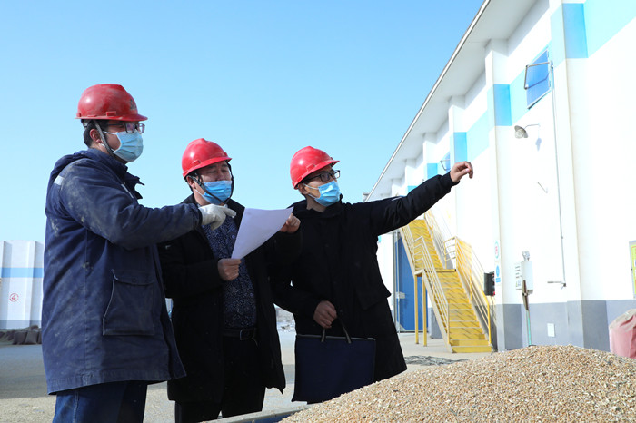 巴州纪检监察机关“回头看”实地查看涉粮专项巡察反馈问题整改情况。（巴州和硕县纪委监委  贾洪明 摄）.jpg