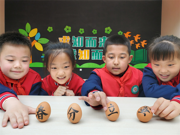 2.“春分到，蛋儿俏”，来自库尔勒市实验中学的孩子们小心翼翼地将光滑均匀的鸡蛋竖立在桌子上，开心地做着“竖蛋”试验。（库尔勒市纪委监委 &nbsp;王旗 摄）.jpg