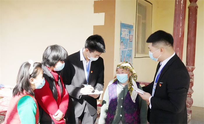 02【镜头】整治群众身边腐败和不正之风 新疆且末县纪委监委 孙栎 摄 18834147601.jpg