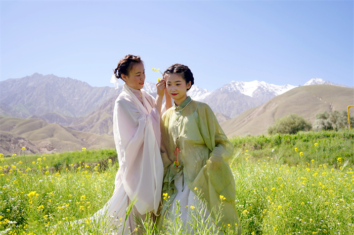 3.夏日灼灼,山花盛开,且末县昆仑古村一年一度的山花节吸引了众多游客前来游玩。(杨家东 摄).jpg