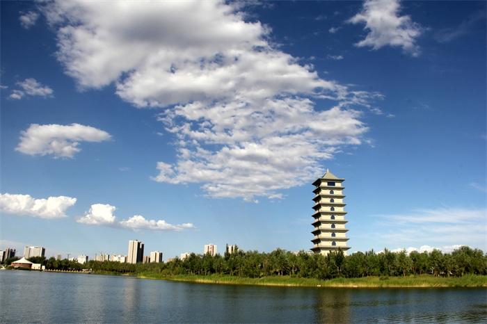 2.库尔勒市鸿雁河边满目皆是绿意盎然,树木花草错落有间,倒映在碧水蓝天中,与鸿雁塔相互辉映,组成一幅曼妙的风景画。(肖琨 摄).jpg